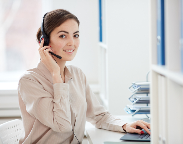 waist-up-portrait-smiling-businesswom